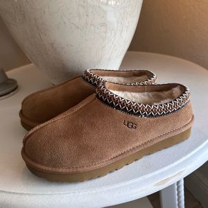 Ugg Women’s Tasman Shearling indoor/outdoor in size US 7. Color Chestnut